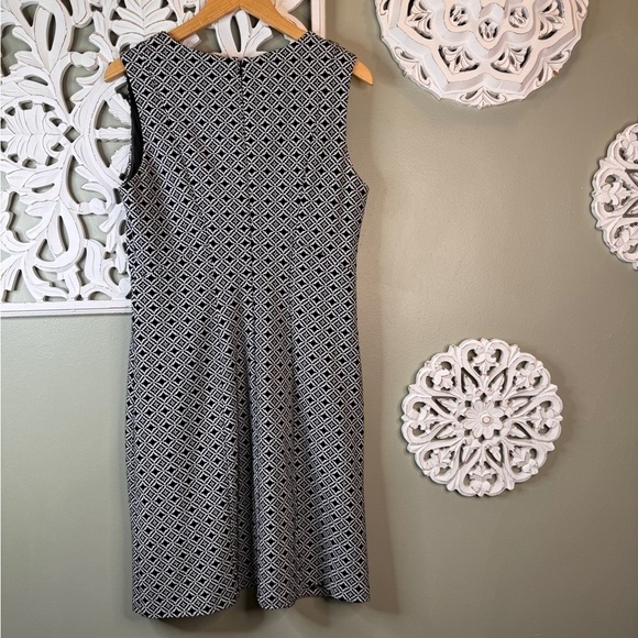 Adrianna Papell Geometric V Neck Textured Sheath Dress Black White 10 - Picture 7 of 9